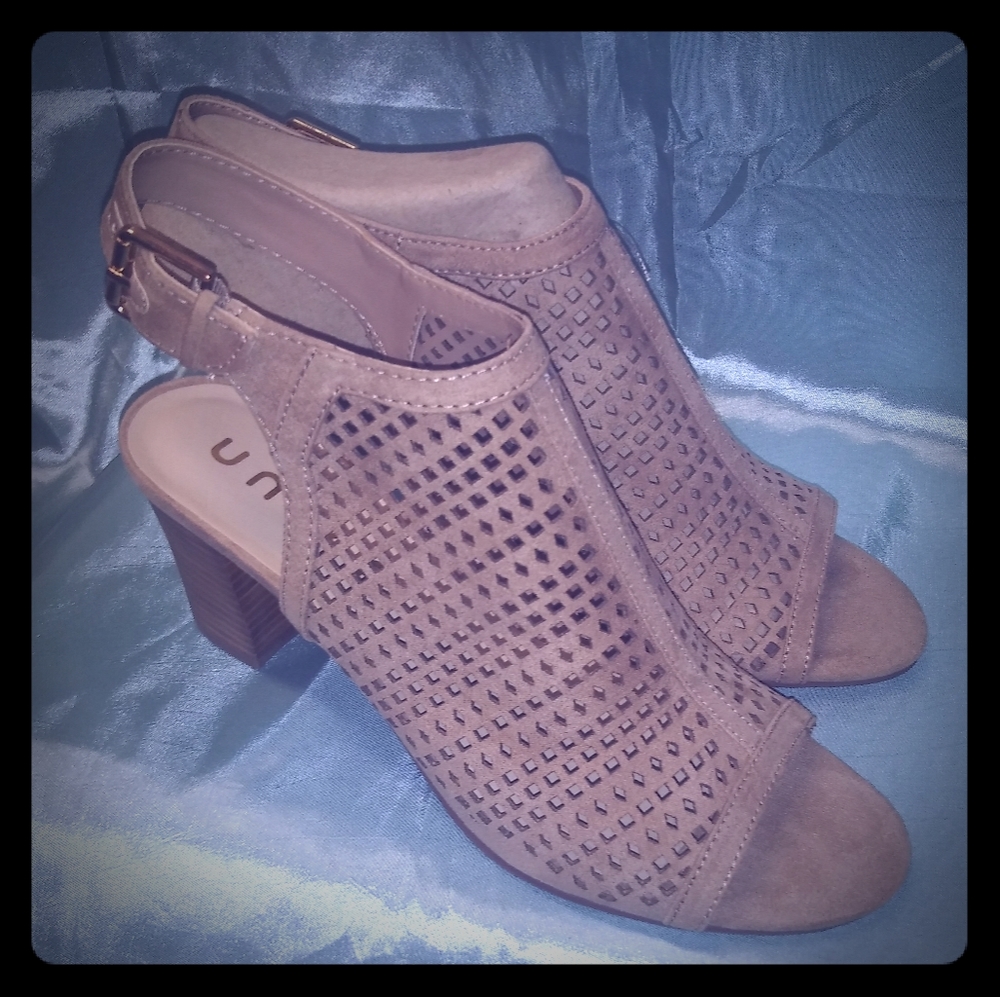 Unisa tan hills buckle around ankle